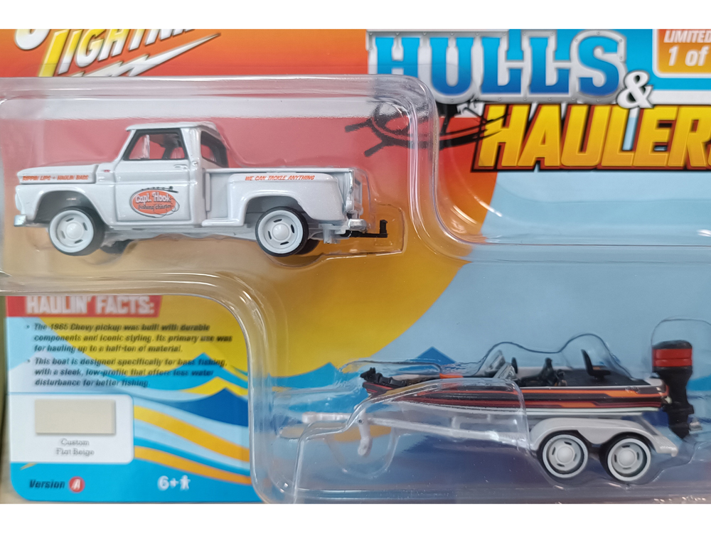 CHEVROLET STEPSIDE PICKUP 1965 БЕЛЫЙ С ПРИЦЕПОМ И ЛОДКОЙ СПЕЦИАЛЬНОЕ ИЗДАНИЕ ДЖОННИ ЛАЙТНИНГ (ДЛИНА МОДЕЛИ 6-10 СМ)
