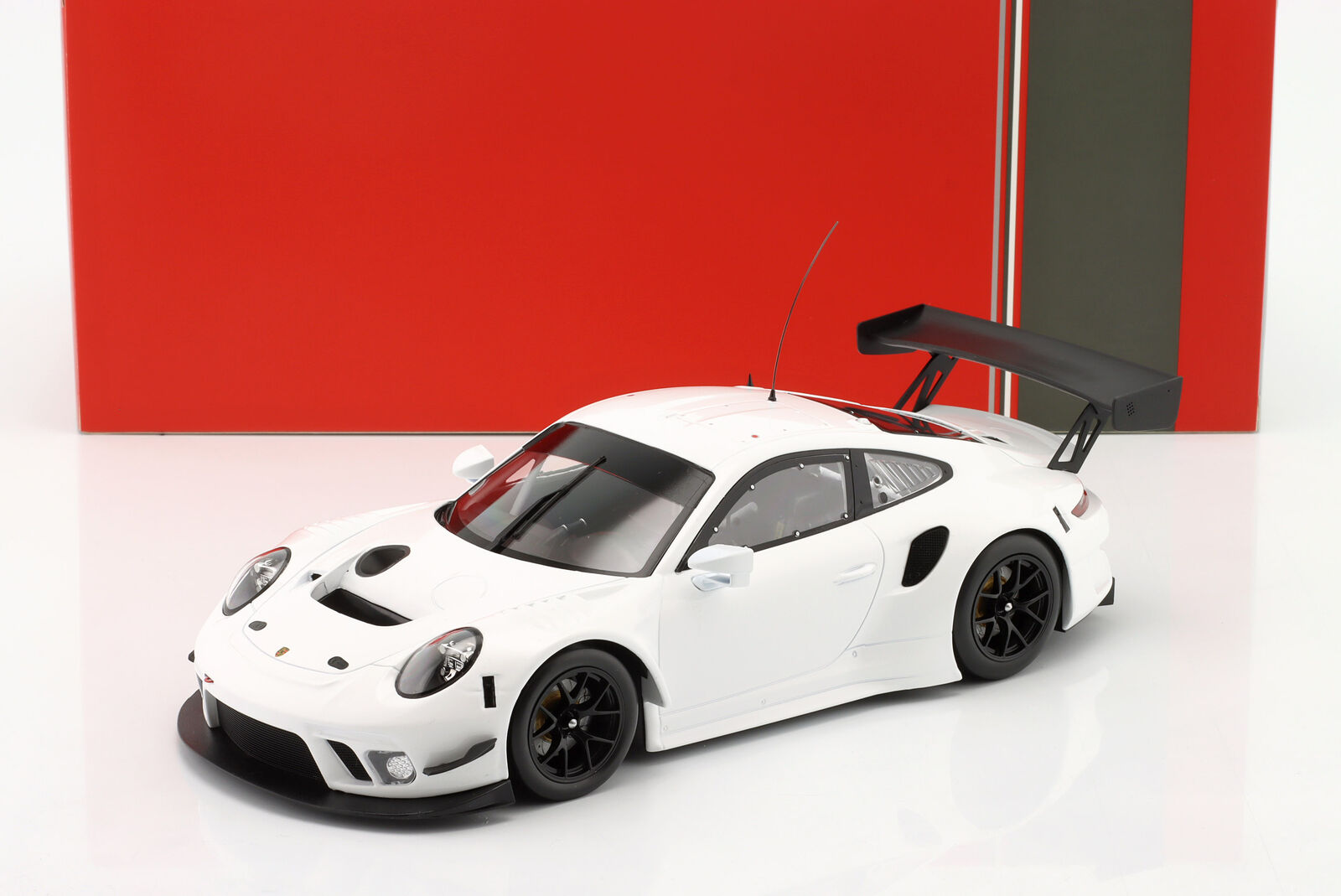 PORSCHE 911 RSR PLAIN BODY VERSION БЕЛЫЙ С ЧЕРНЫМ
