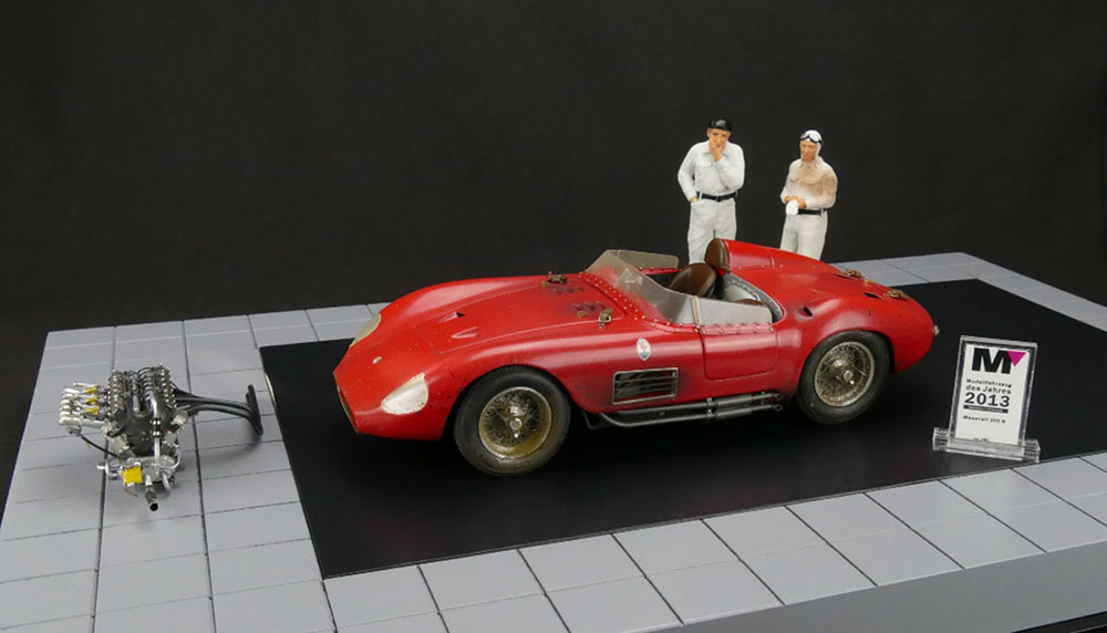 MASERATI 300S DIRTY HERO 1955 RED INCLUDING ENGINE 2 FIGURINES MINIATURE AWARD AND EXCLUSIVE SHOWCASE CMC BUNDLE LIMITED EDITION 1000 PCS.