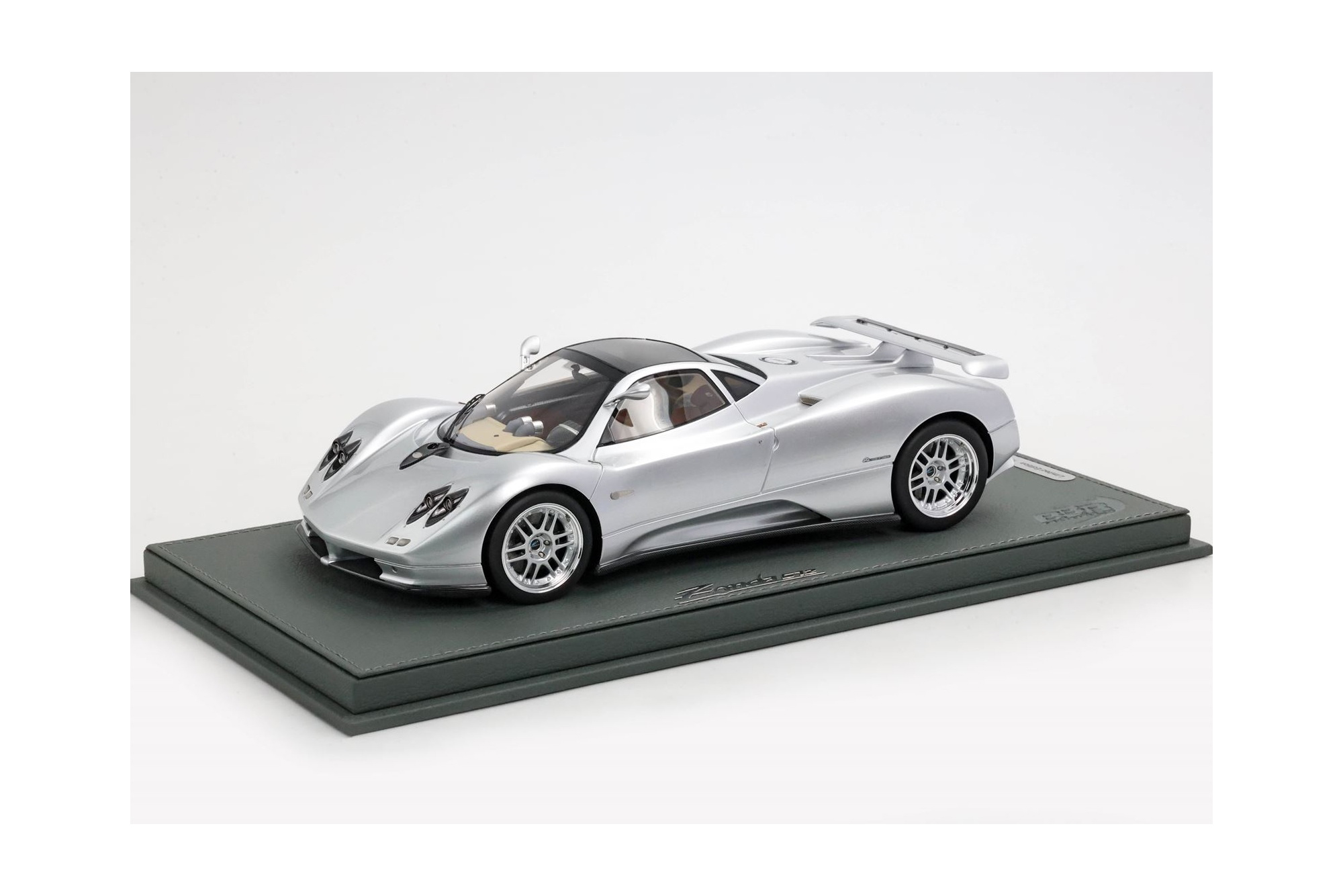 PAGANI ZONDA C12 001 1999 SILVER 20TH ANNIVERSARY RESTORATION / ПАГАНИ ЗОНДА К12 001 1999 20ТХ АННИВЕРСАРИ РЕСТОРАТИОН 1:18 СЕРЕБРИСТЫЙ