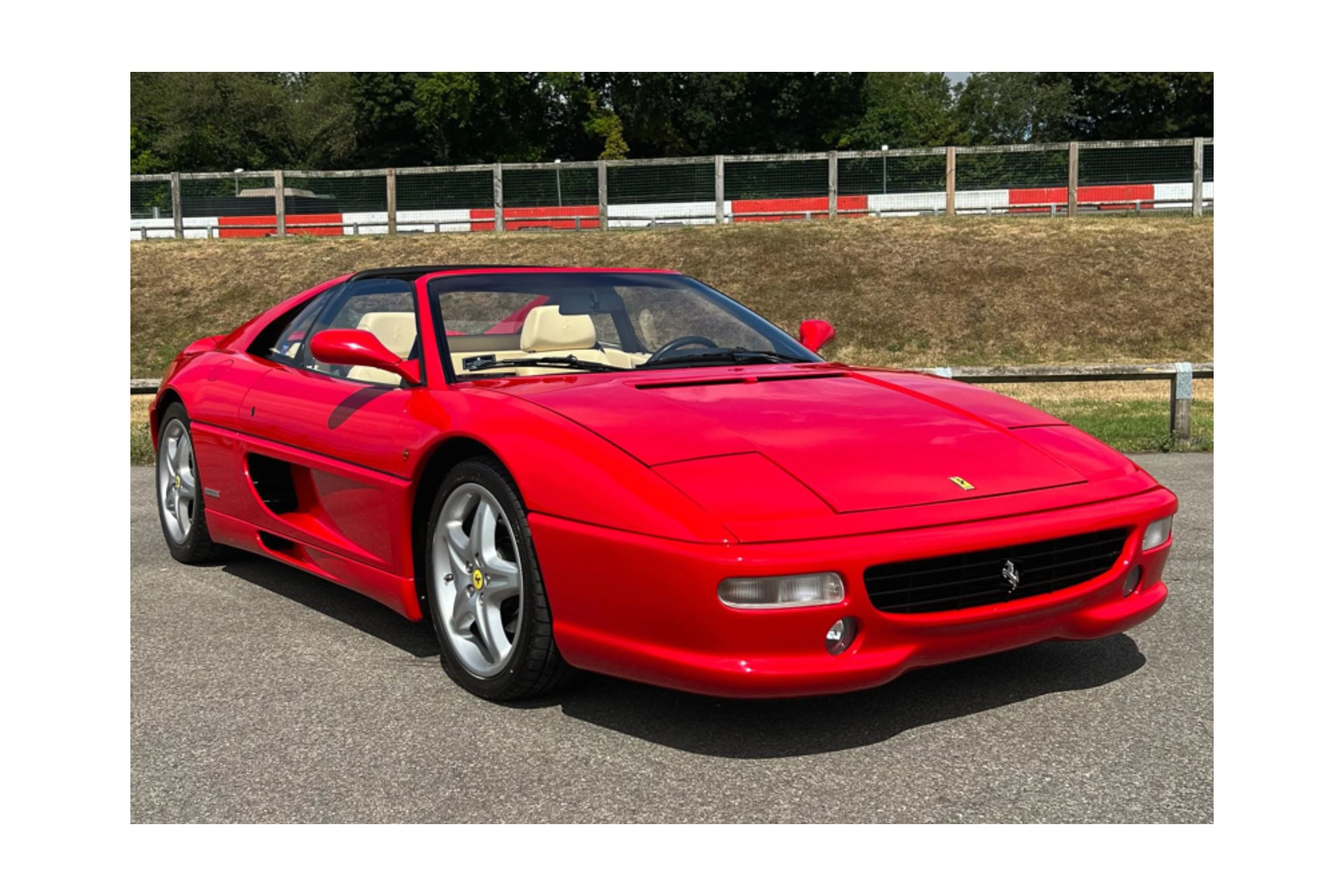 FERRARI F355 GTS TARGA - MANUAL GEAR ROSSO CORSA - CREAM INTERIOR / ФЕРРАРИ Ф355 ГТС ТАРГА 1:18 КРАСНЫЙ