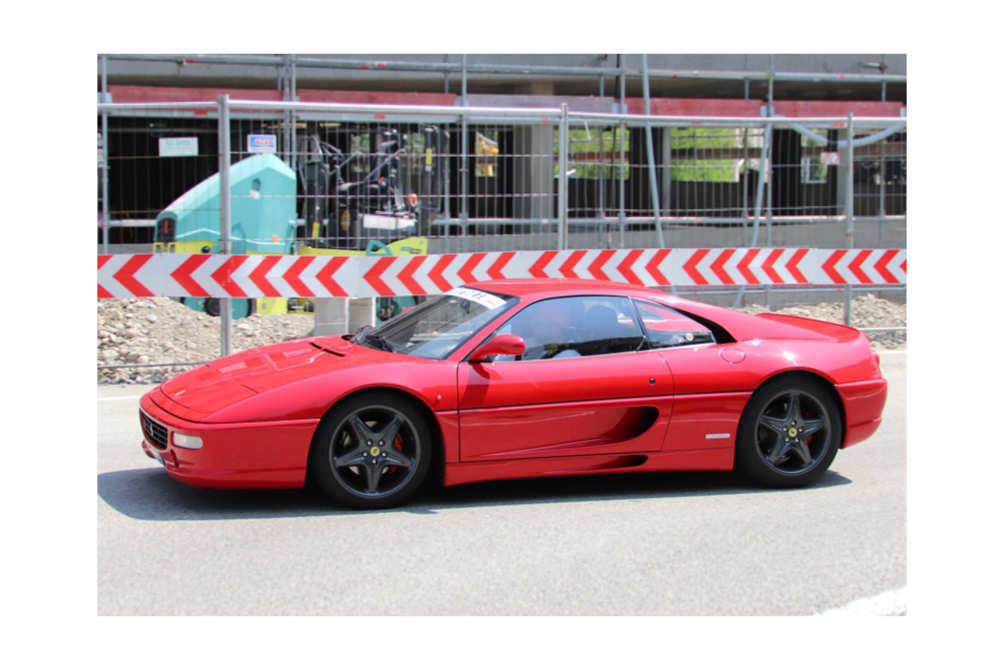FERRARI F355 F1 BERLINETTA AUTOMATIC GEAR + CHALLENGE GRID ROSSO CORSA - BLACK INTERIOR - BLACK RIMS / ФЕРРАРИ Ф355 Ф1 БЕРЛИНЕТТА АВТОМАТ + КХАЛЛЕНГЕ ГРИД 1:18 КРАСНЫЙ