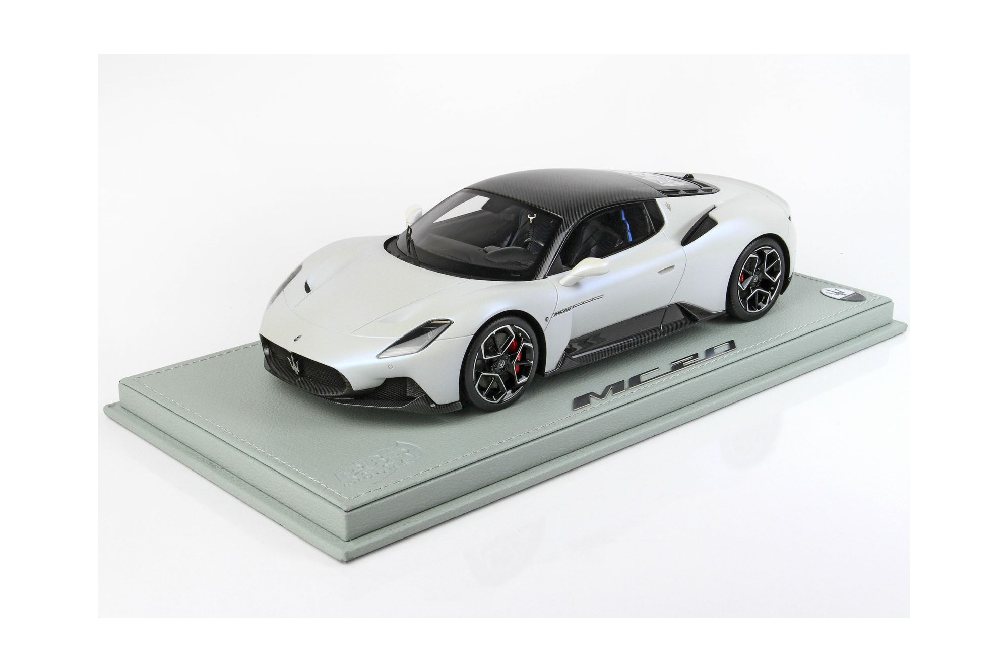 MASERATI MC20 BIANCO AUDACE/CARBON ROOF / МАЗЕРАТИ МС20 АУДАКЕ КАРБОН РООФ 1:18 БЕЛЫЙ