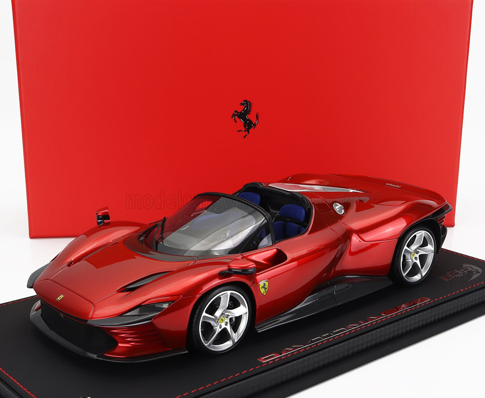 FERRARI DAYTONA SP3 OPEN ROOF ICONA (2022) - CON VETRINA - WITH SHOWCASE, ROSSO MAGMA - RED MET
