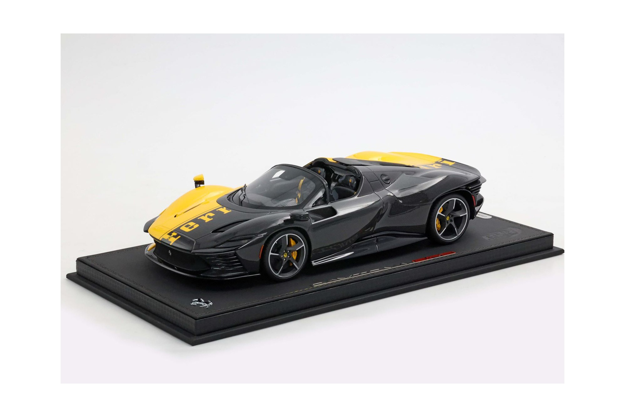 FERRARI SP3 DAYTONA 599+1 SPIDER - OPEN ROOF GIALLO MODENA AND CARBON FIBER / ФЕРРАРИ СП3 ДАЙТОНА 599+1 СПАЙДЕР 1:18 ЖЕЛТЫЙ