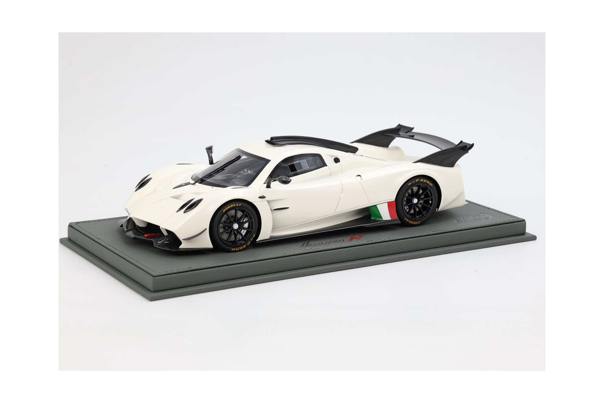 PAGANI HUAYRA R WHITE BENNY / ПАГАНИ ХУАЙРА Р БЕННИ 1:18 БЕЛЫЙ