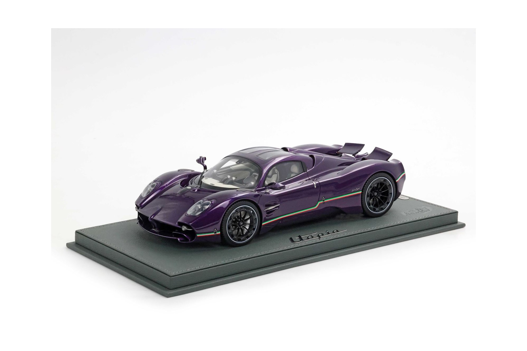 PAGANI UTOPIA COUPE VIOLA HONG KONG NEW VERSION / ПАГАНИ УТОПИЯ КУПЕ ХОНГ КОНГ НЕВ ВЕРСИОН 1:18 ФИОЛЕТОВЫЙ