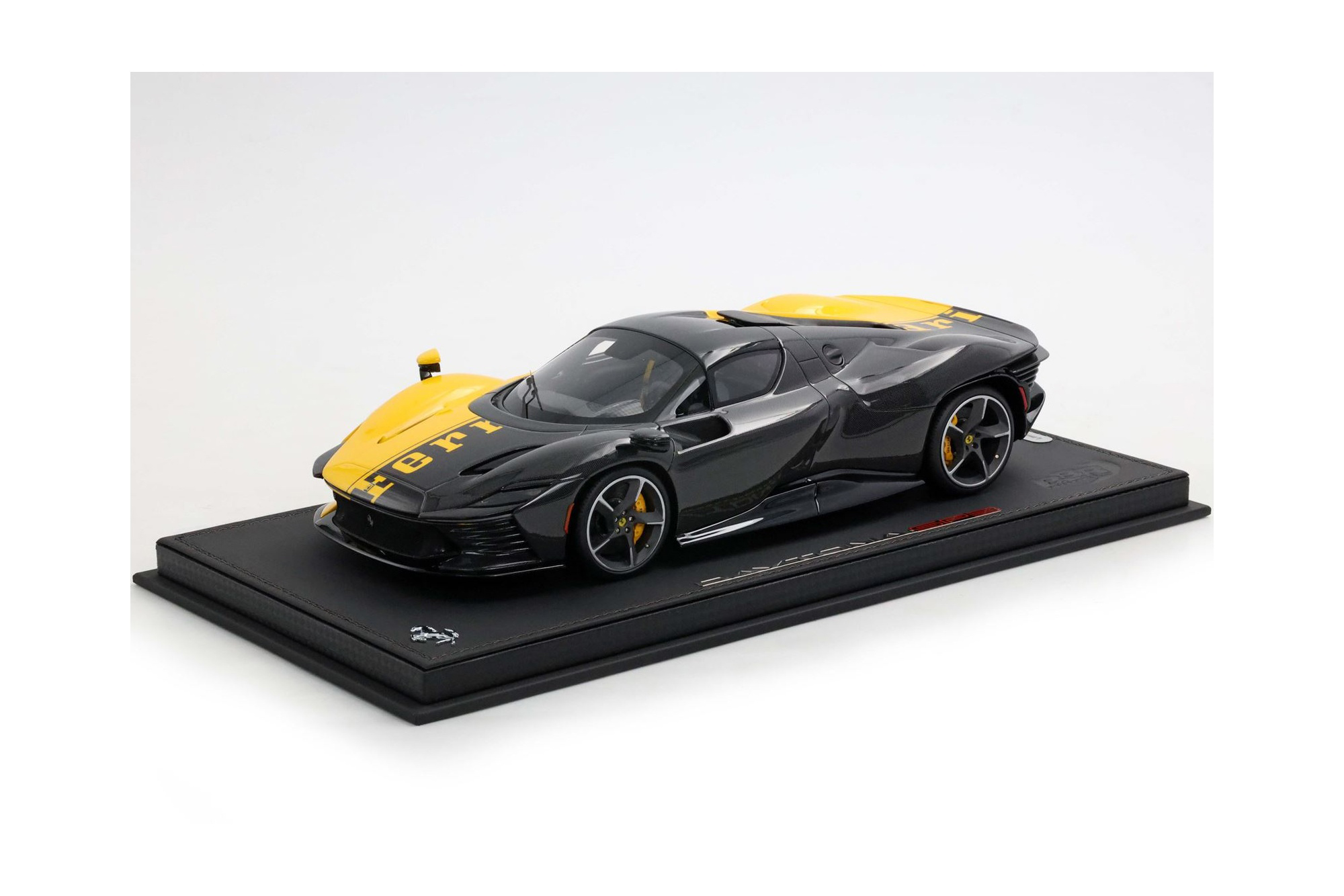FERRARI SP3 DAYTONA 599+1 CLOSED ROOF GIALLO MODENA AND CARBON FIBER / ФЕРРАРИ СП3 ДАЙТОНА 599+1 ЗАКРЫТАЯ КРЫША КАРБОН ФИБЕР 1:18 ЖЕЛТЫЙ