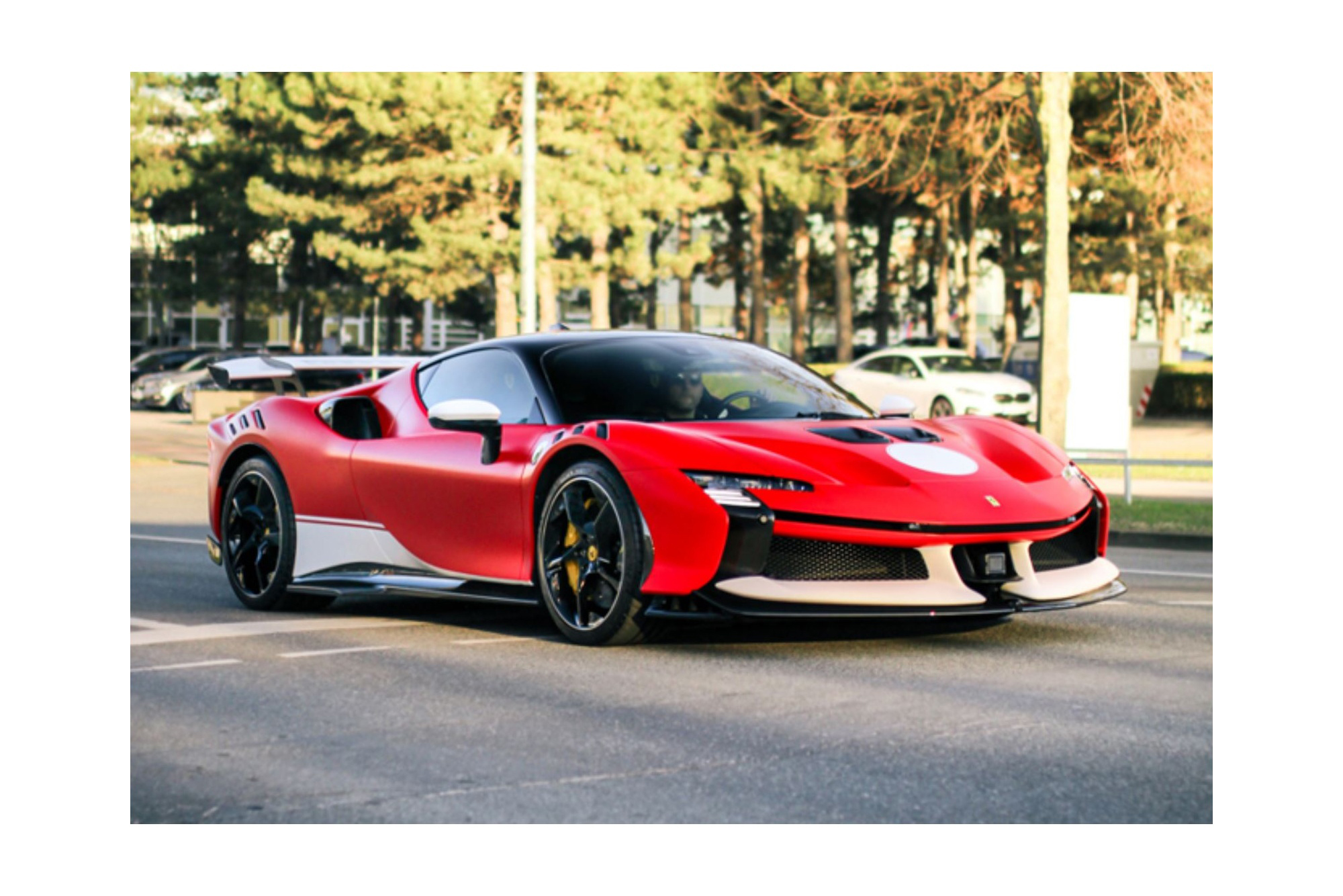 FERRARI SF90 XX STRADALE ROSSO CORSA WITH WHITE LIVERY / ФЕРРАРИ СФ90 КСКС СТРАДАЛЕ ЛИВЕРИ 1:18 КРАСНЫЙ