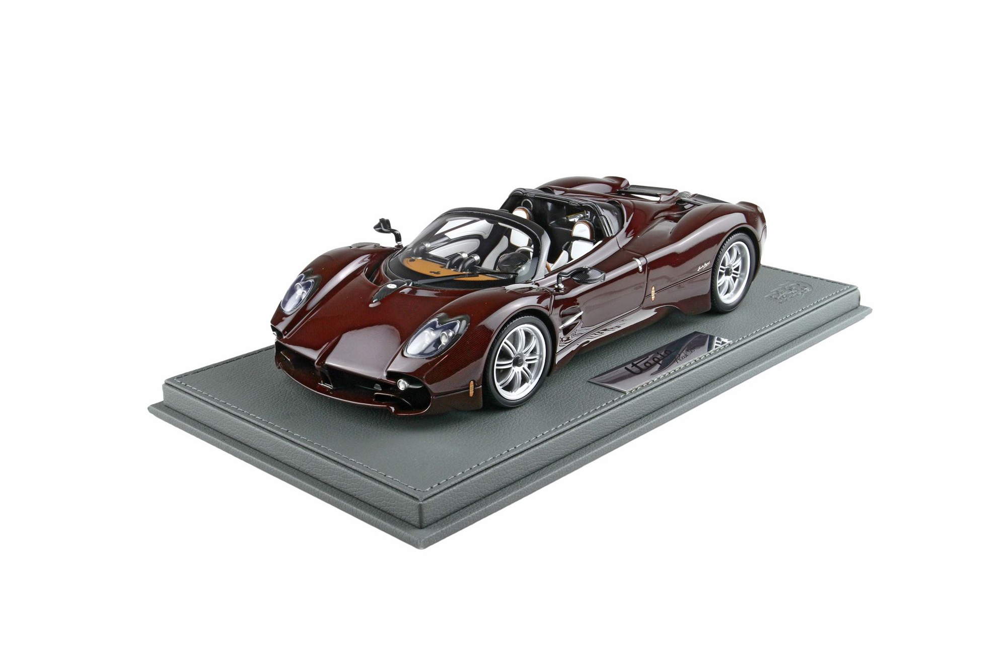 PAGANI UTOPIA ROADSTER HABANERO PEBBLE BEACH LAUNCH CAR FULL CARBON RED / ПАГАНИ УТОПИЯ РОДСТЕР ХАБАНЕРО ПЕББЛЕ БЕАКХ ЛАУНКХ КАР ФУЛЛ КАРБОН 1:18 КРАСНЫЙ