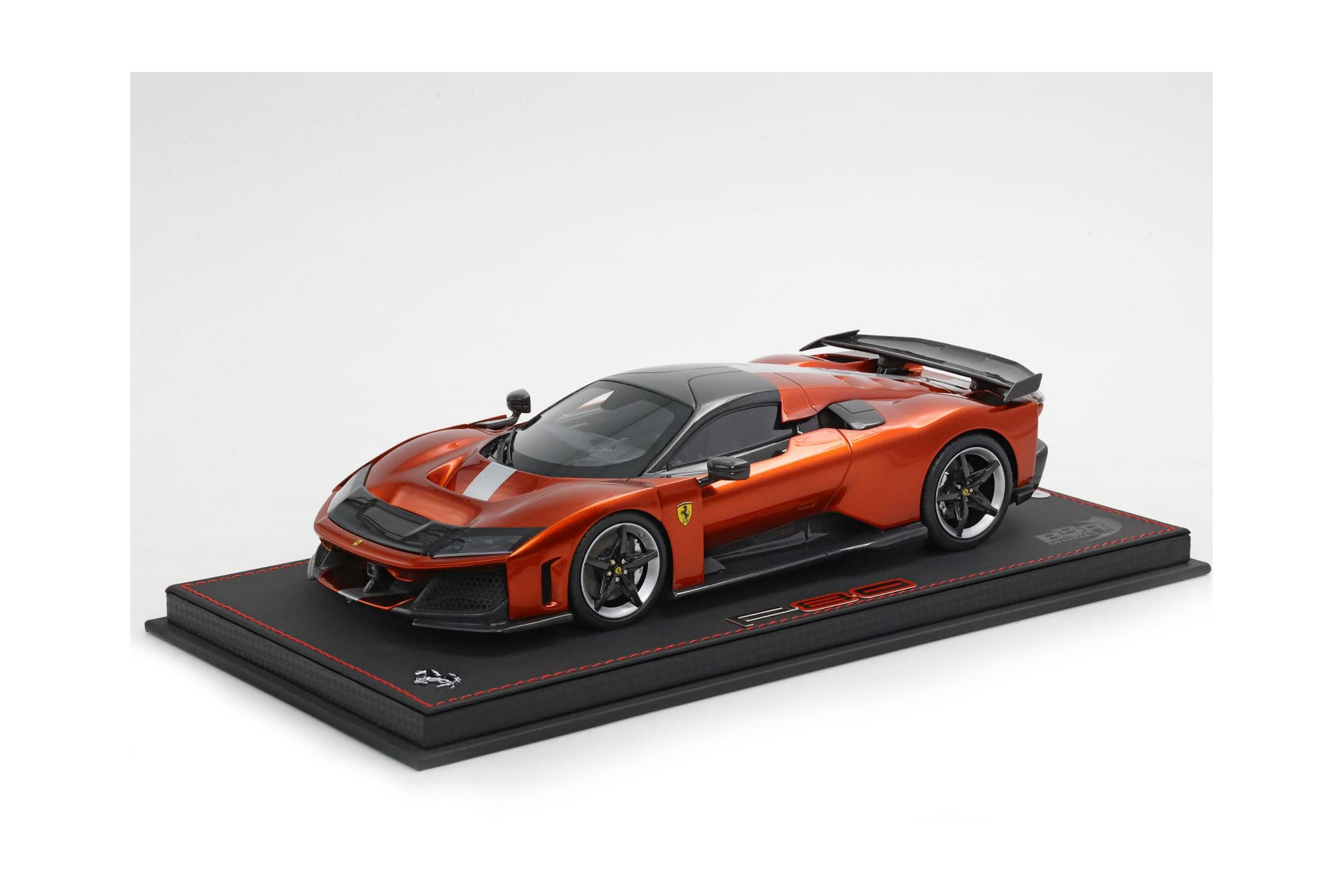 FERRARI F80 CARBON OPTIONAL RAME MICA AND CARBON-SILVER WHEELS / ФЕРРАРИ Ф80 КАРБОН ОПТИОНАЛ МИКА КАРБОН- КОЛЕСА 1:18 СЕРЕБРИСТЫЙ
