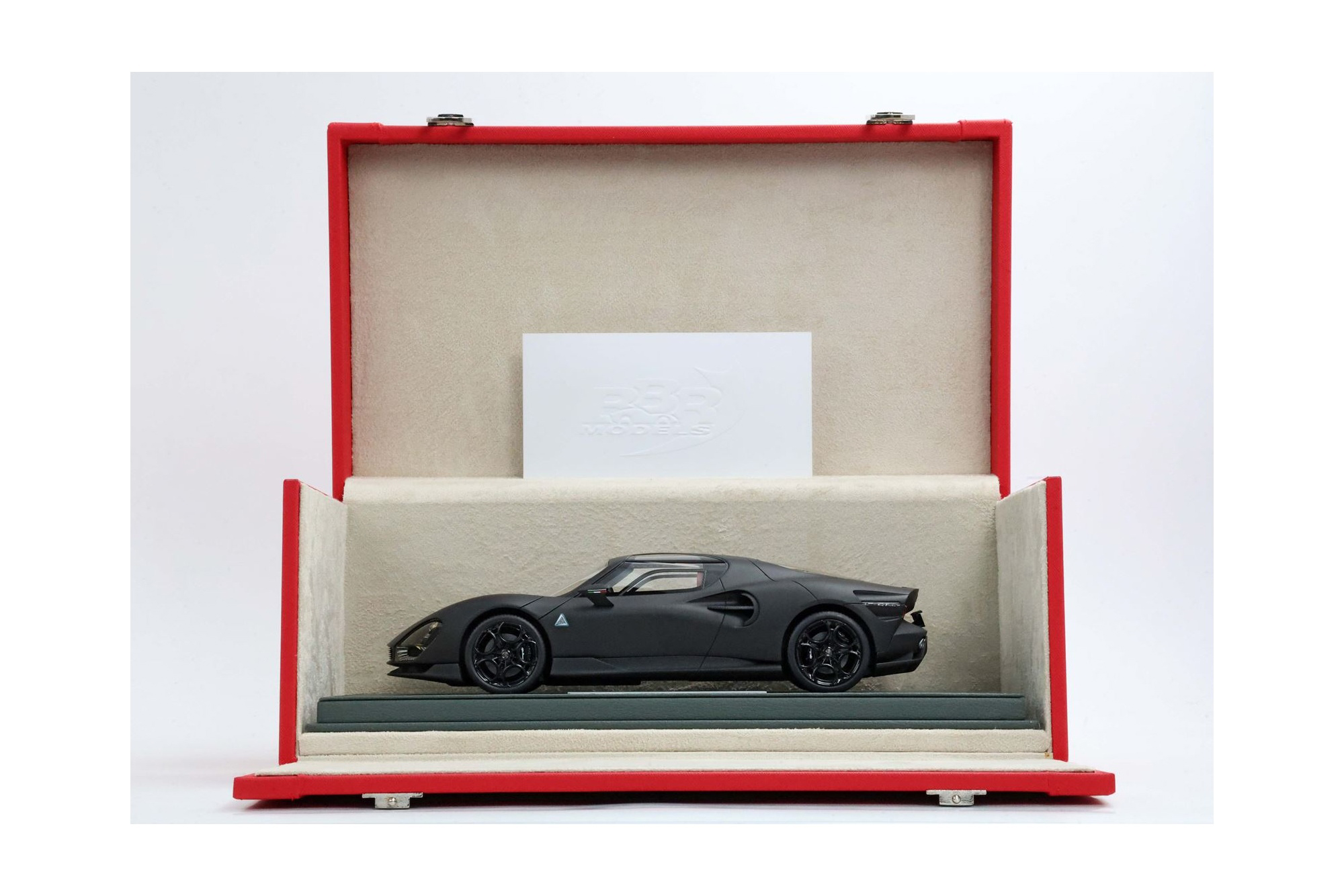 ALFA ROMEO 33 STRADALE FULL MATT CARBON AND RED COFFRAIN / АЛЬФА РОМЕО 33 СТРАДАЛЕ ФУЛЛ МАТТ КАРБОН КОФФРАИН 1:18 КРАСНЫЙ