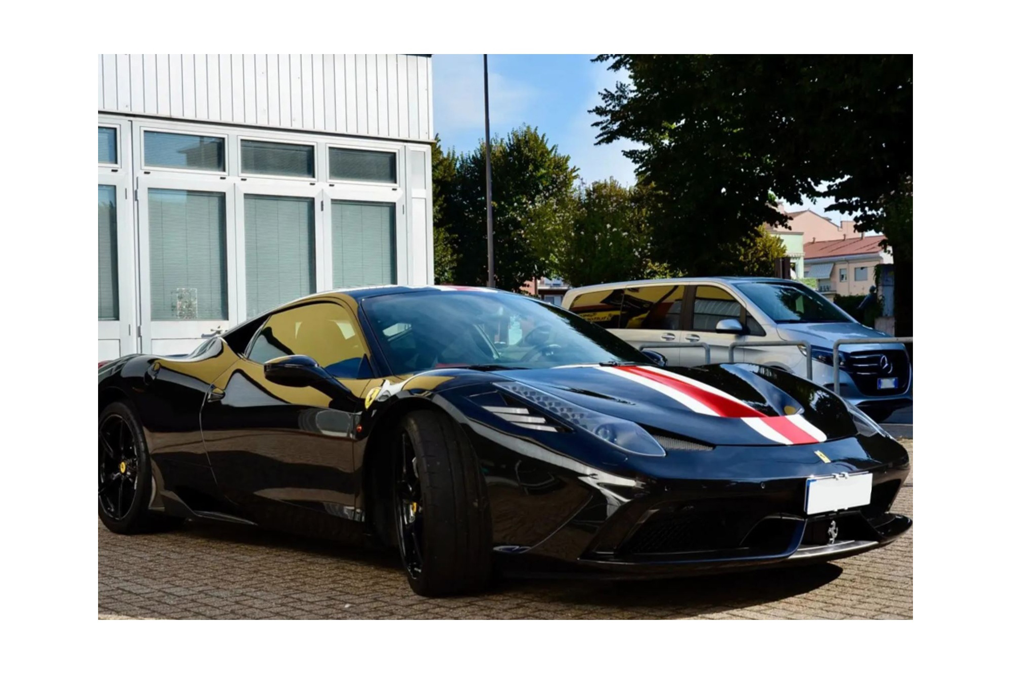 FERRARI 458 SPECIALE NERO DS WITH RED - WHITE STRIPE / ФЕРРАРИ 458 СПЕКИАЛЕ ДС 1:18 КРАСНЫЙ
