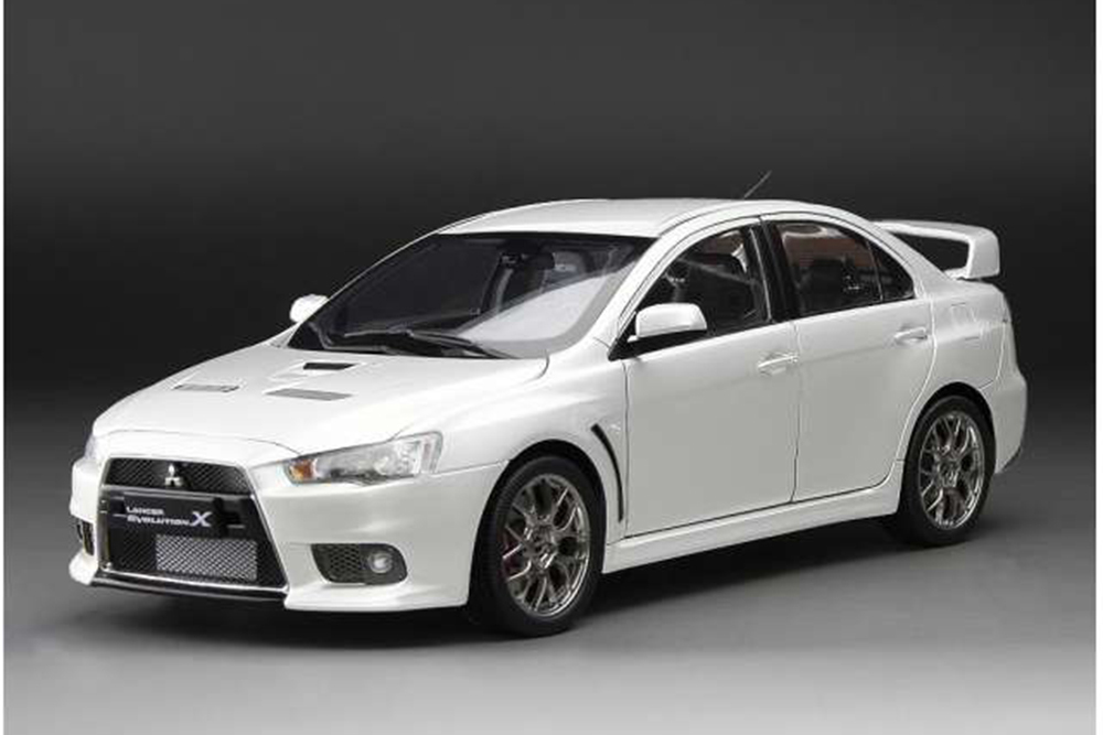 MITSUBISHI LANCER EVOLUTION X БЕЛЫЙ МЕТАЛЛИК