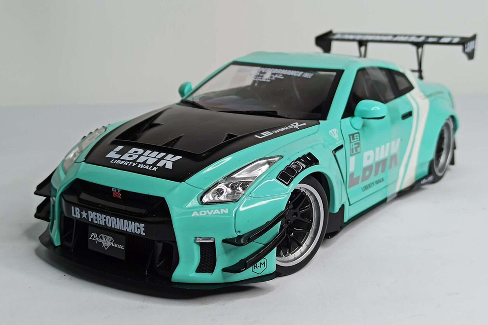 NISSAN GT-R R35 LB WALK SOLIDO 1:18
