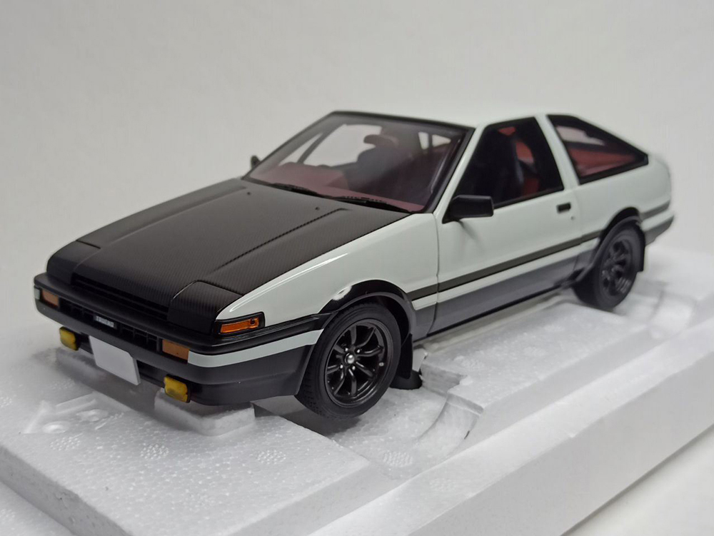 TOYOTA SPRINTER TRUENO (AE86) 1:18 AUTOART