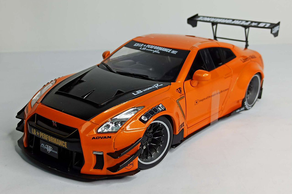 NISSAN GT-R R35 LB WALK SOLIDO 1:18