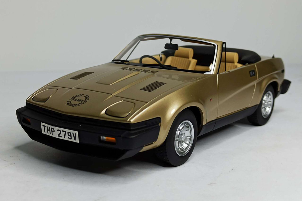 TRIUMPH TR-7 DNC GOLD BOS MODELS 1:18