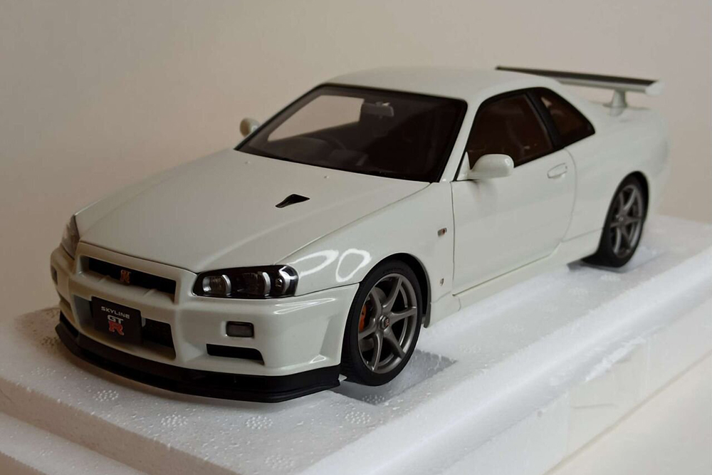 NISSAN SKYLINE GT-R (R34) V-SPEC II AUTOART 1:18