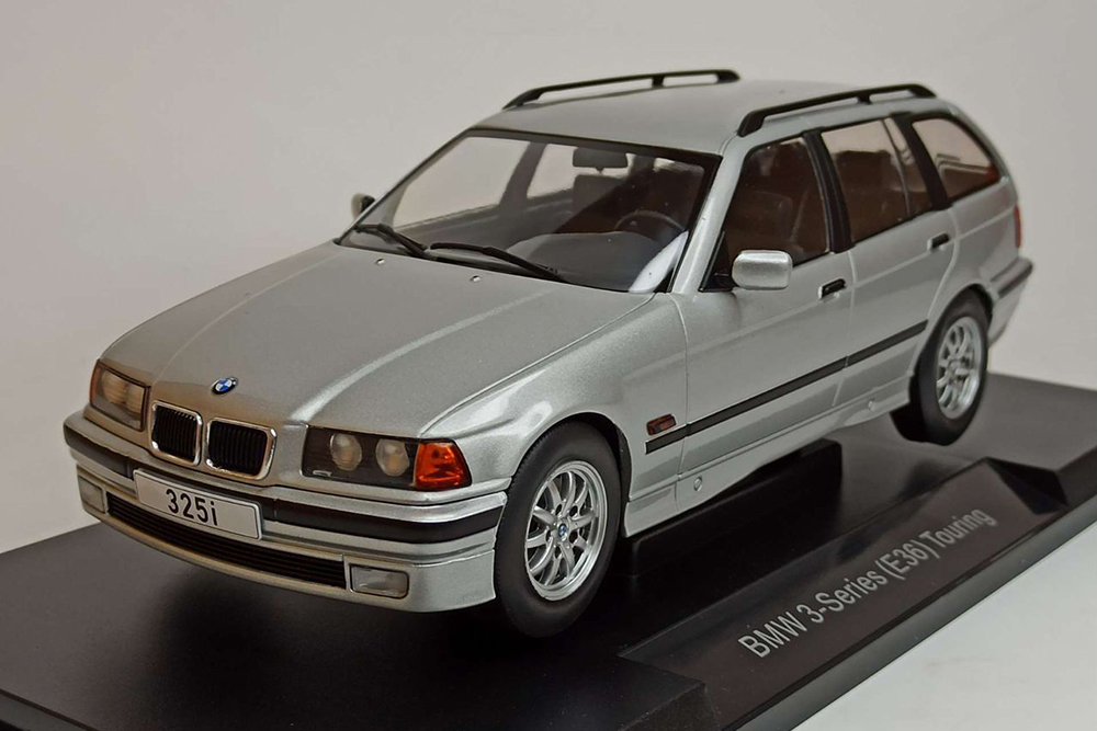 BMW 320I E36 TOURING SILVER 1:18 MCG