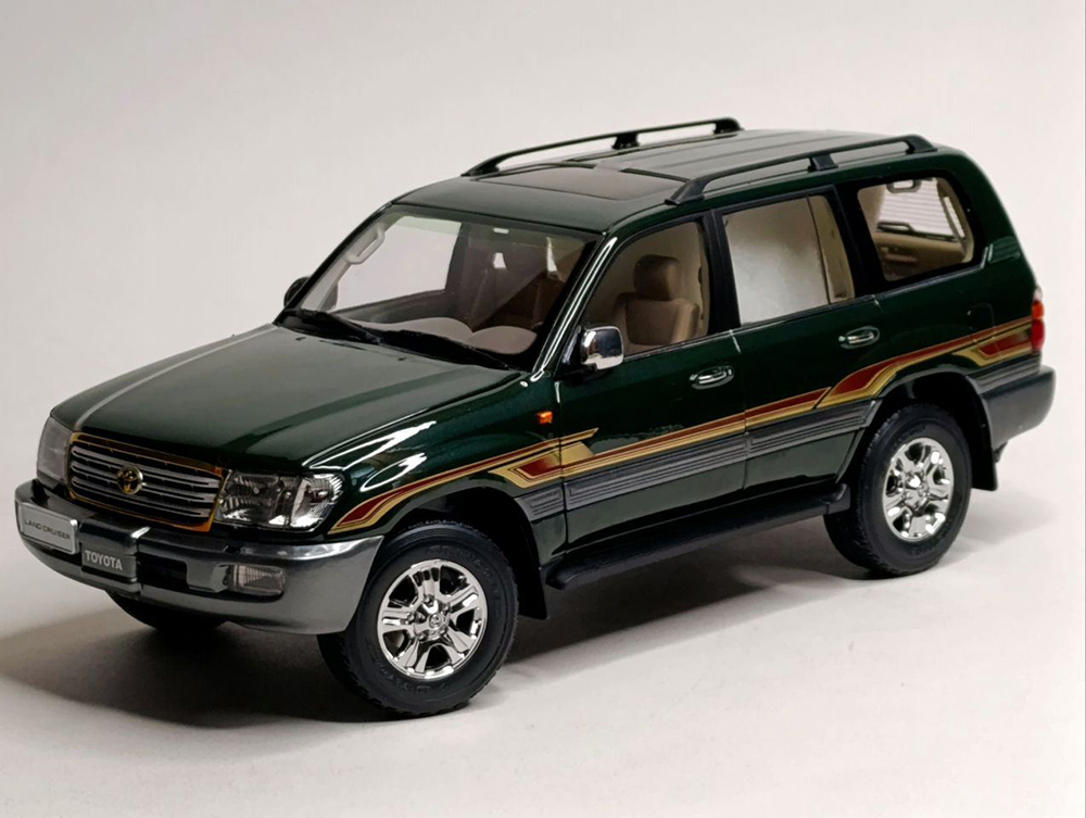 TOYOTA LAND CRUISER 100 GREEN 1:18