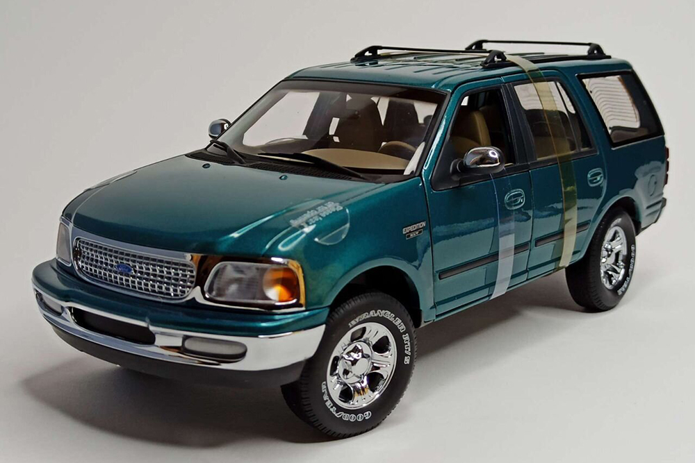 FORD EXPEDITION REGULAR XLT 1:18 UT MODELS