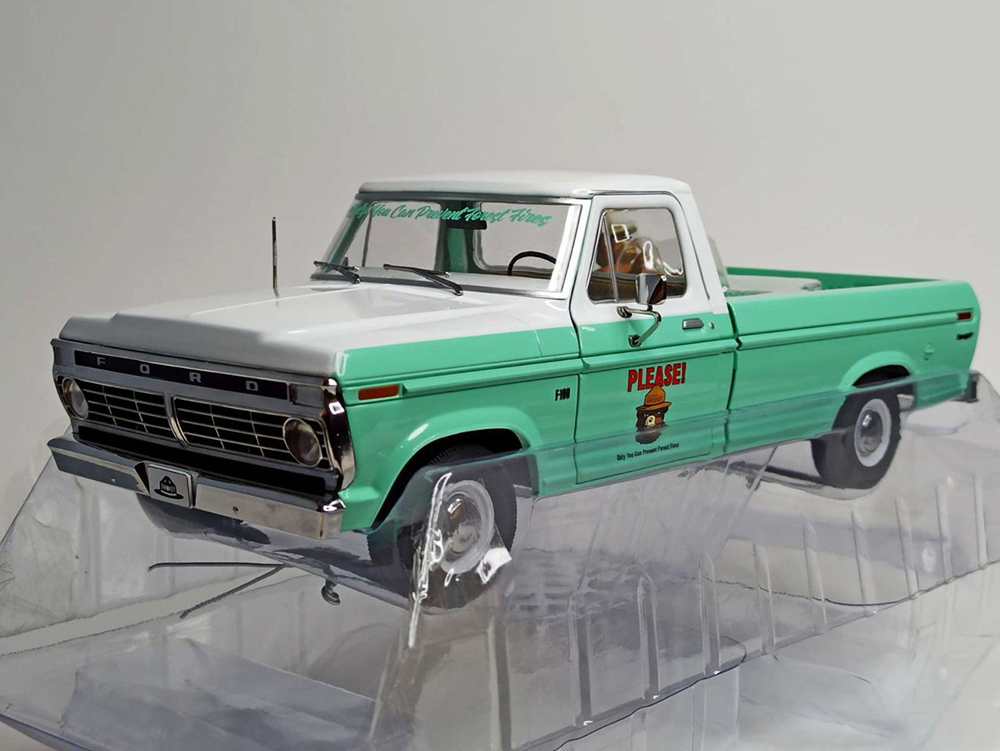 FORD F-100 PICKUP С ФИГУРКОЙ МЕДВЕДЯ 1:18