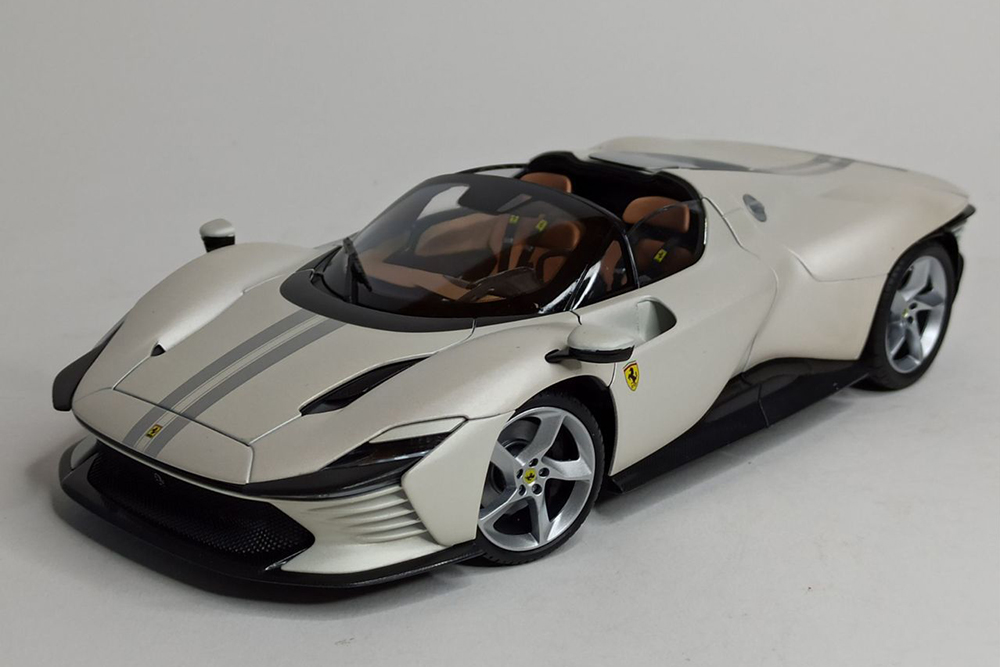FERRARI SP3 DAYTONA 1:18 BBURAGO SIGNATURE