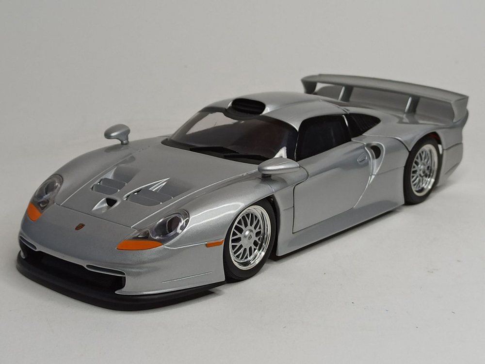 PORSCHE 911 GT1 1997 STREET CAR 1:18 UT MODELS