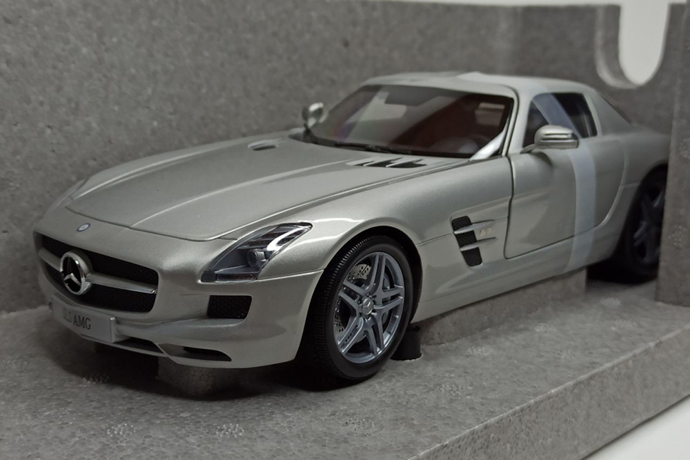 MERCEDES SLS AMG 1:18 MINICHAMPS