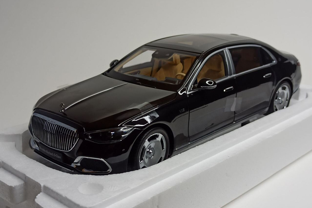 MERCEDES MAYBACH S-CLASS 2021 ALMOST REAL 1:18