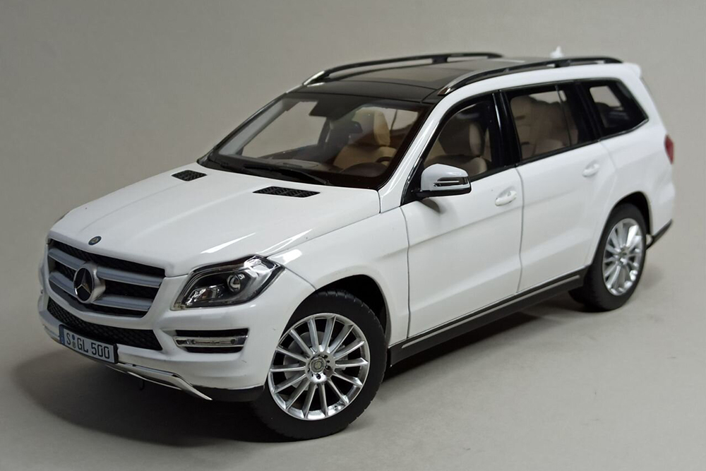 MERCEDES GLS 500 WHITE 1:18 ДИЛЕРСКИЙ