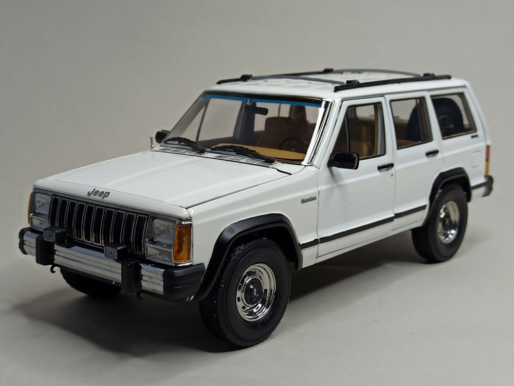 JEEP CHEROKEE WHITE 1:18 AURORA