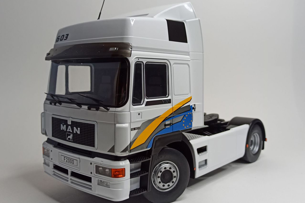 MAN F2000 WHITE 1:18 MCG