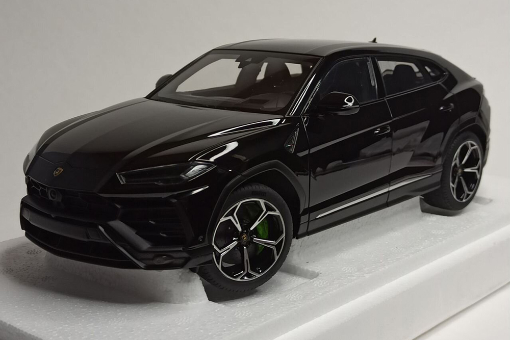 LAMBORGHINI URUS BLACK 1:18 AUTOART