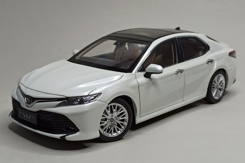 TOYOTA CAMRY WHITE 1:18 ДИЛЕРСКАЯ