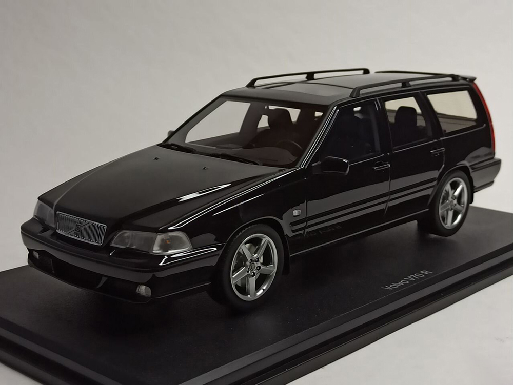 VOLVO V70 R KOMBI BLACK 1:18 DNA