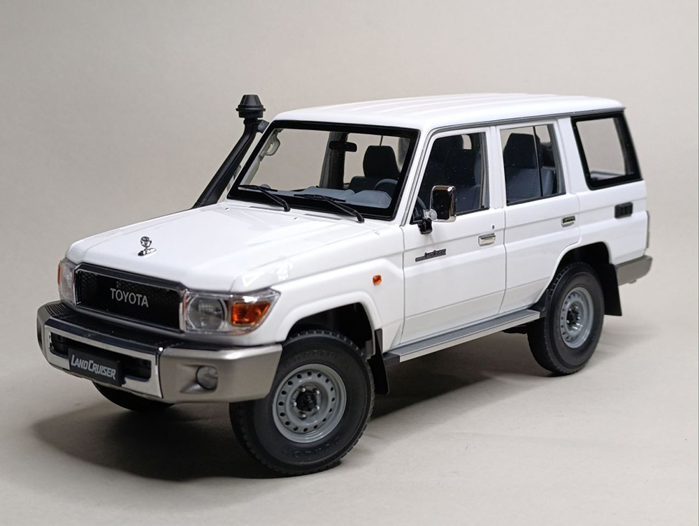TOYOTA LAND CRUISER 70 SER (J76) ALMOST REAL 1:18