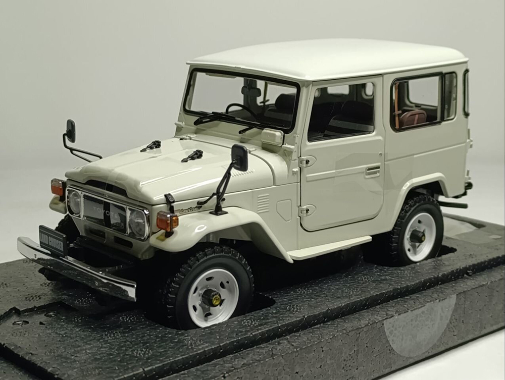 TOYOTA LAND CRUISER 40 VAN 1:18 KYOSHO
