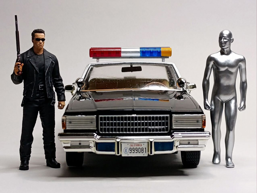 CHEVROLET CAPRICE + 2 ФИГУРКИ ИЗ К/Ф ТЕРМИНАТОР 1:18