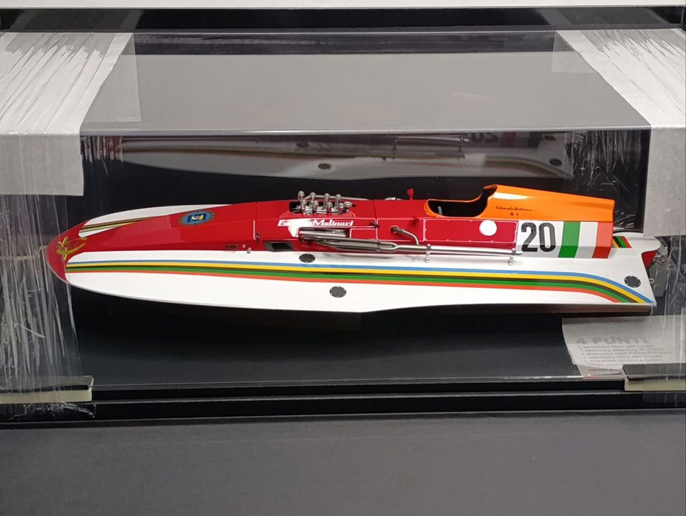 FERRARI MOLINARI 4 PUNTI MOTORBOAT  / ЛОДКА ФЕРРАРИ С БОКСОМ 1:18 BBR