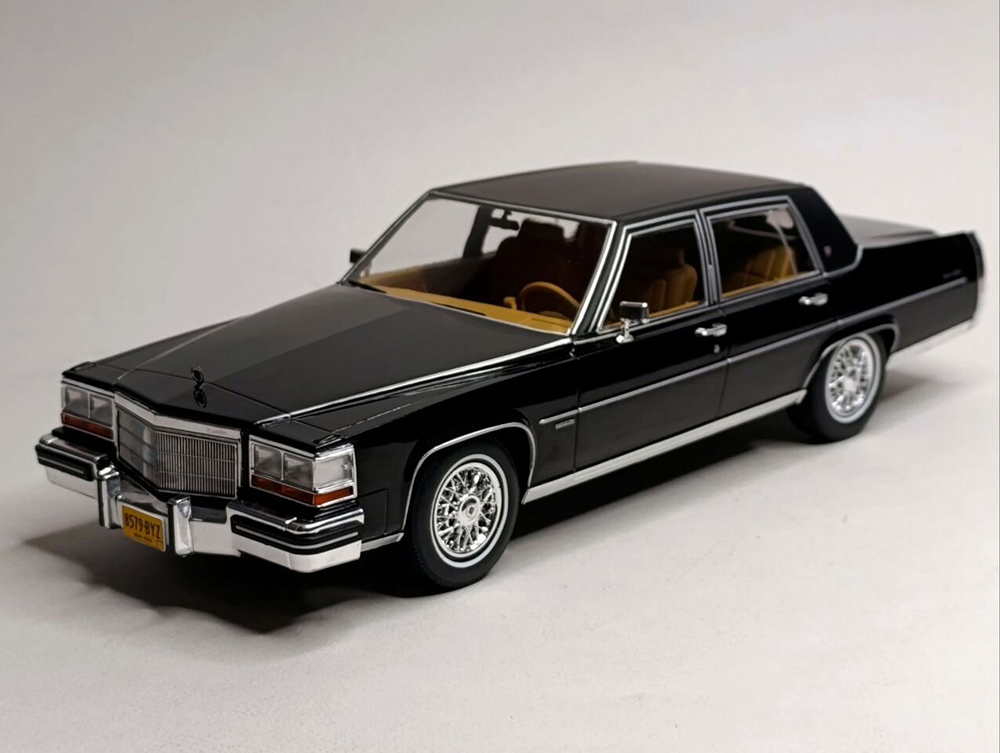 CADILLAC FLEETWOOD BROUGHAM 1982 BLACK 1:18 MCG