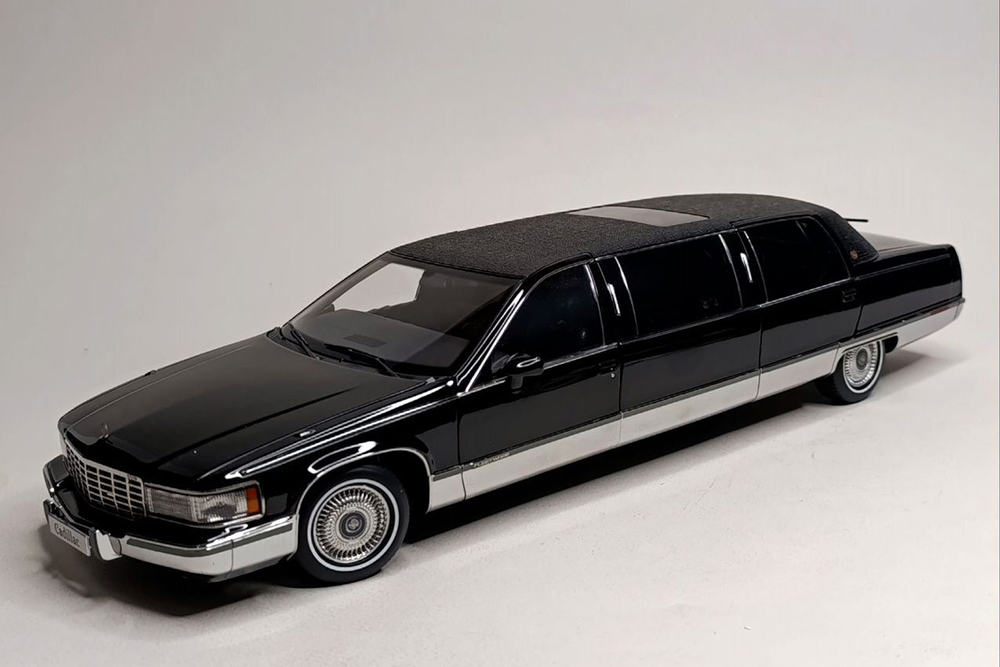 CADILLAC FLEETWOOD BROUGHAM LIMOUSINE 1:18