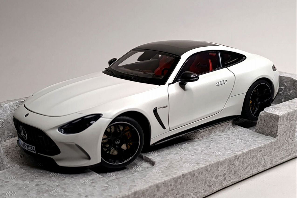 MERCEDES AMG GT63 (OPALITH WHITE) 1:18 NZG