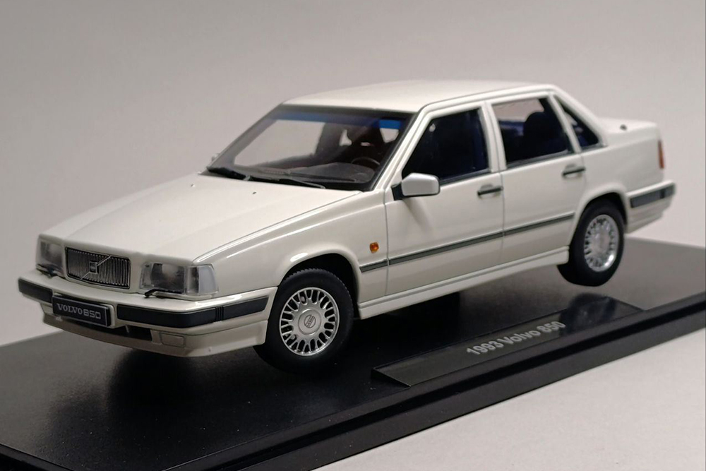 VOLVO 850 GLE 1993 WHITE 1:18 TRIPLE9