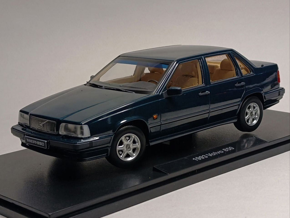 VOLVO 850 GLE 1993 BLUE GREEN 1:18 TRIPLE9