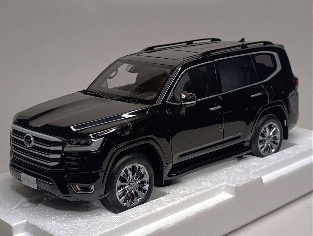 TOYOTA LAND CRUISER LC 300 BLACK 1:18 LCD