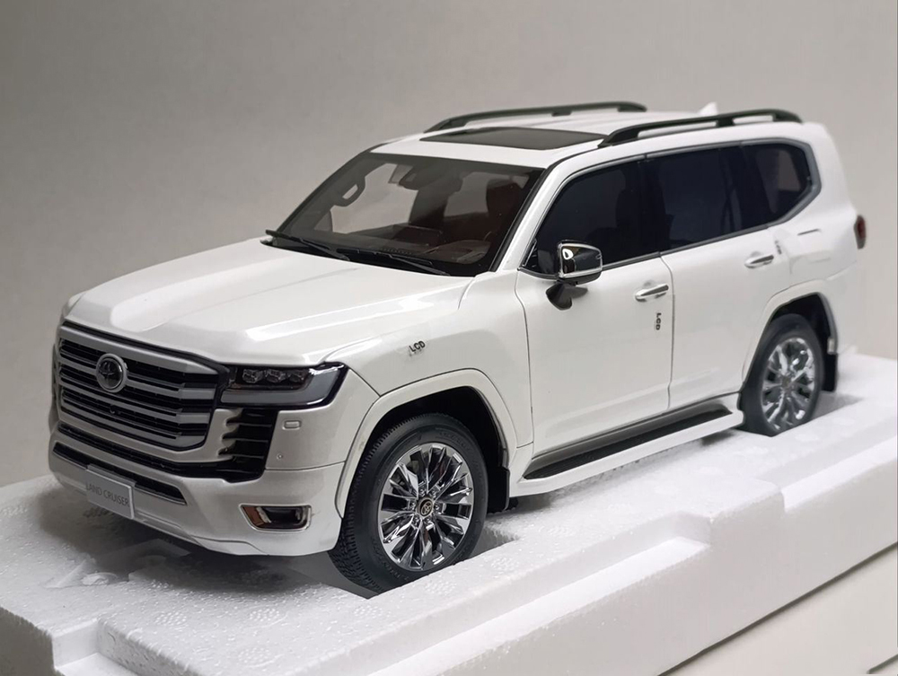 TOYOTA LAND CRUISER 300 WHITE 1:18 LCD