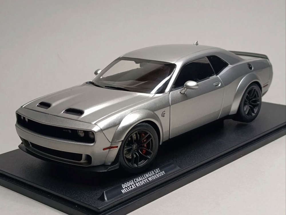 DODGE CHALLENGER SRT HELLCAT 1:18 SOLIDO