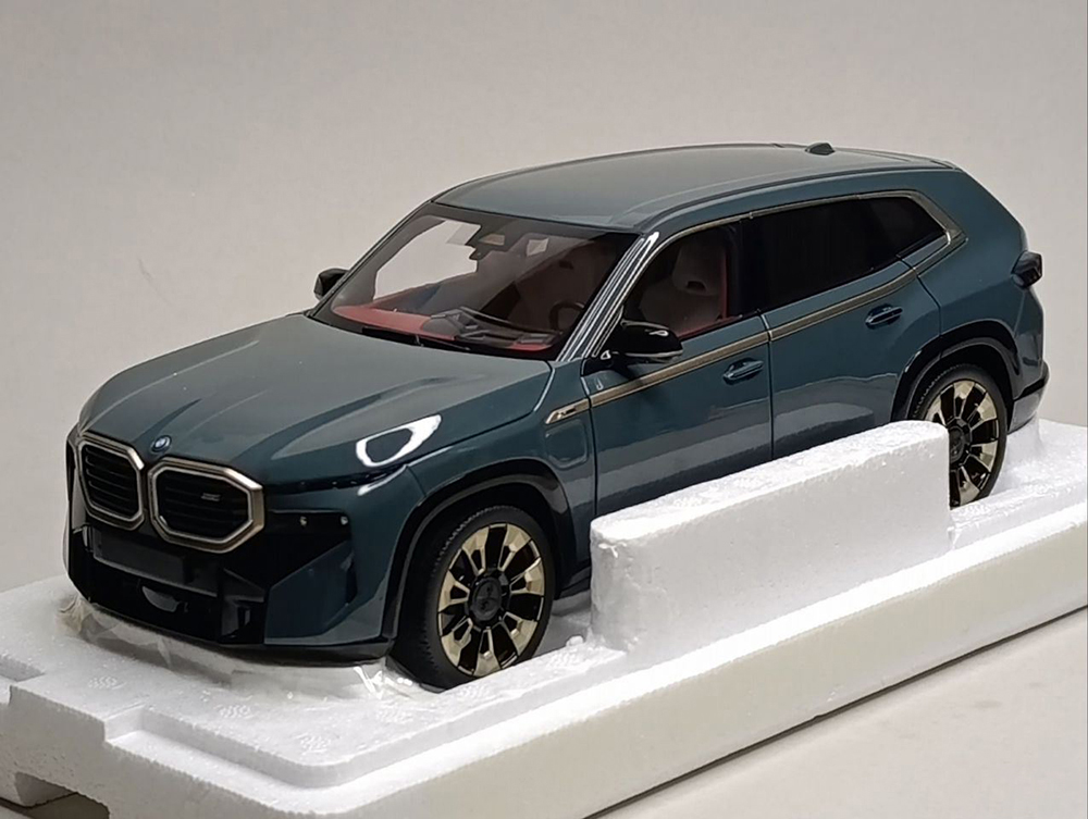 BMW XM 2023 GREEN METALLIC 1:18 MINICHAMPS